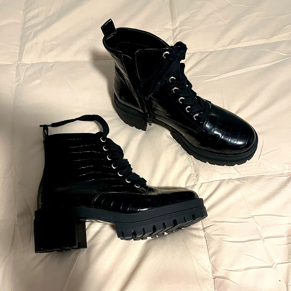 Size 8 black chunk heel boot